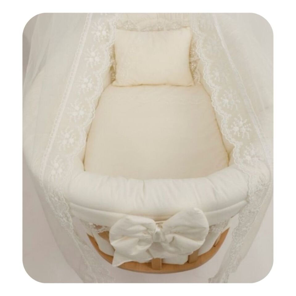 Bebekonfor Krem Fransız Dantelli Uyku Seti ile Doğal Ahşap Sepet Bebek Beşik DS-05