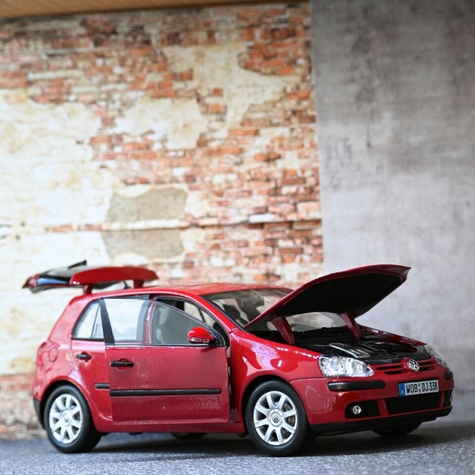 VOLKSWAGEN GOLF 5 1:18 METAL ARABA KIRMIZI