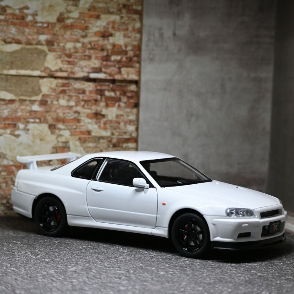 NİSSAN SKYLİNE METAL ARABA BEYAZ