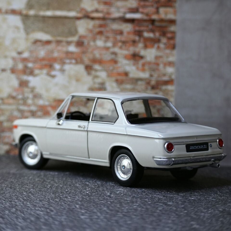 BMW 2002Tİ METAL ARABA 1:24 BEYAZ