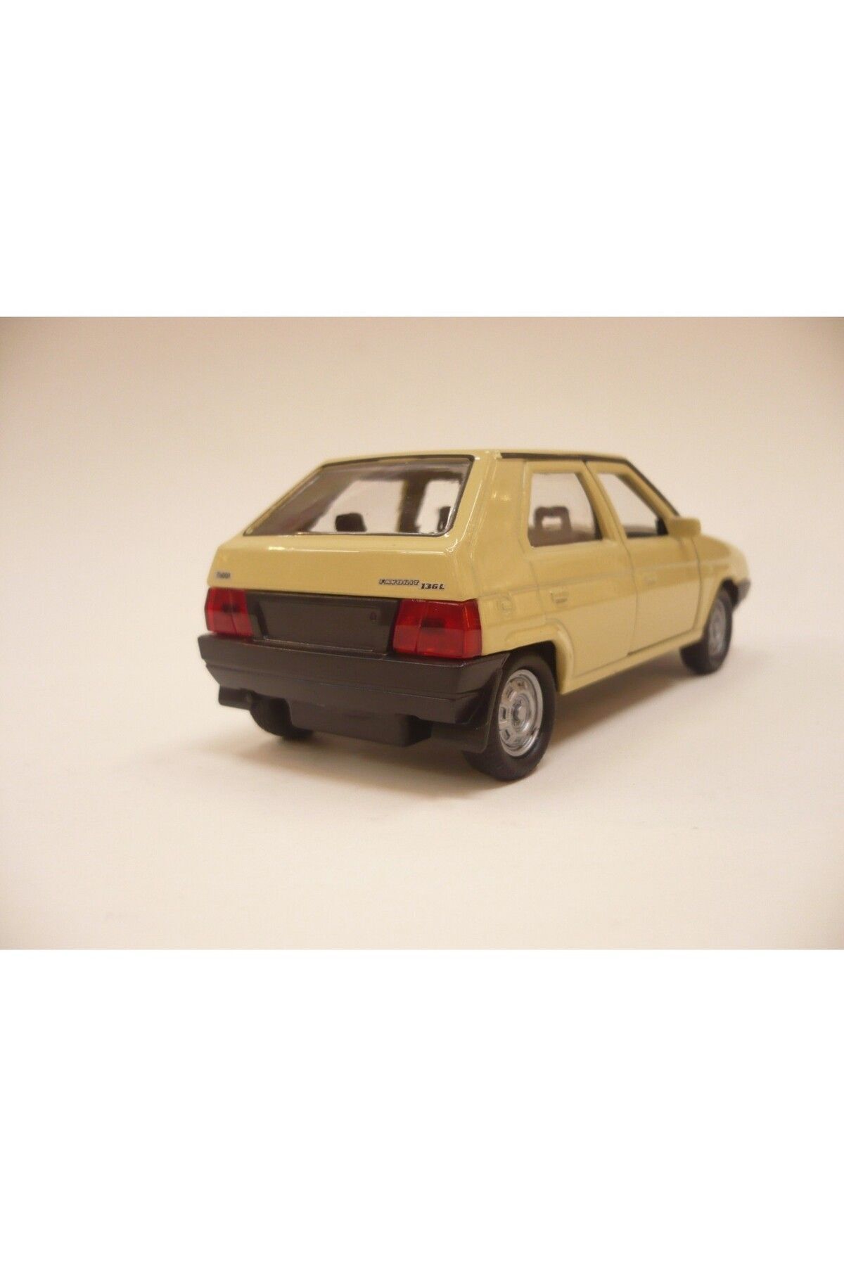 Skoda Favorit Mavi Renk Metal Model Çek Bırak Arab